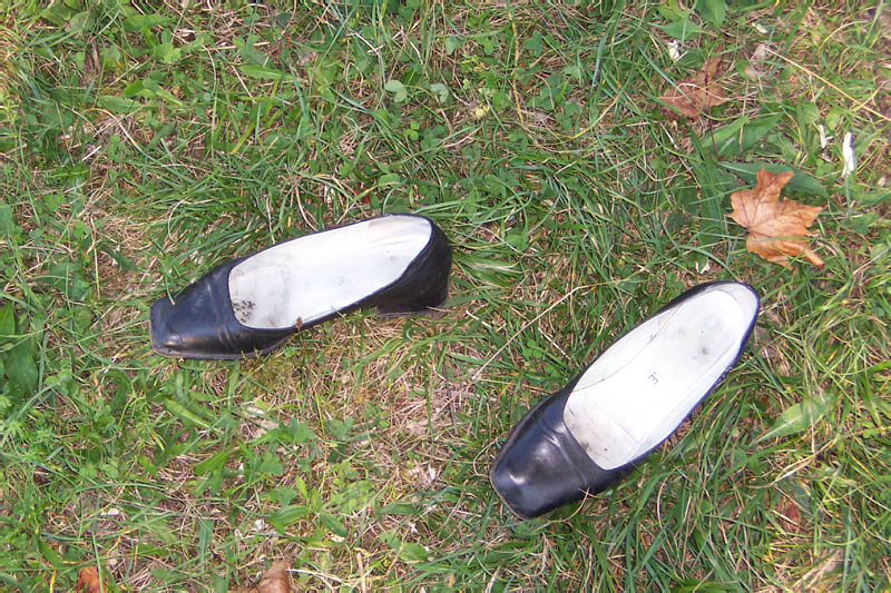 Schuhe im Gras