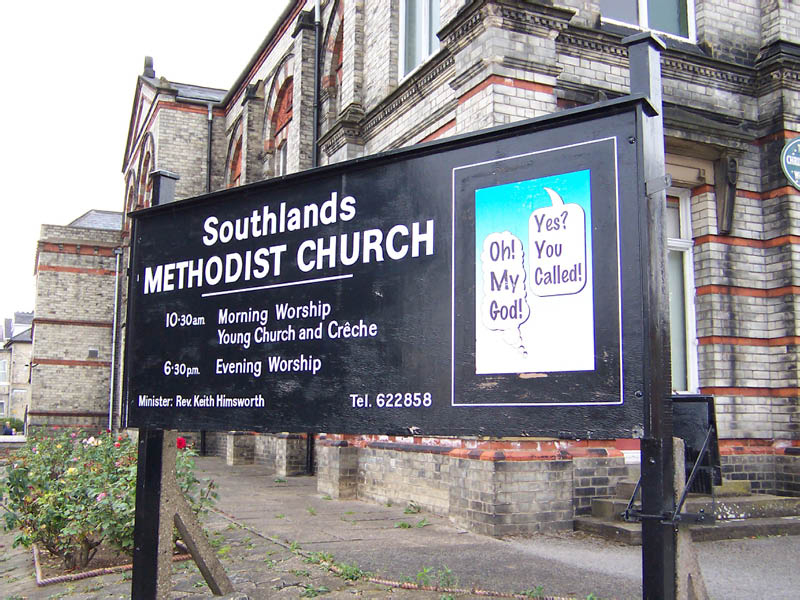 Schild bei einer Kirche