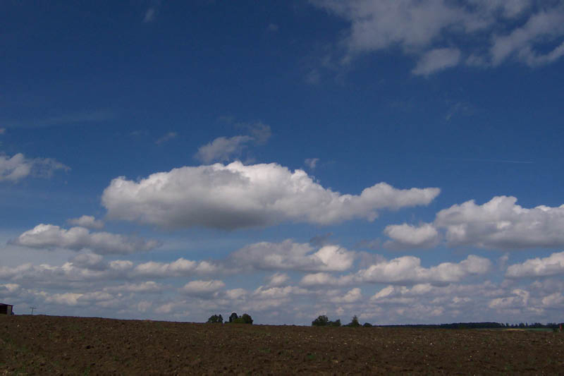 Acker und Wolken