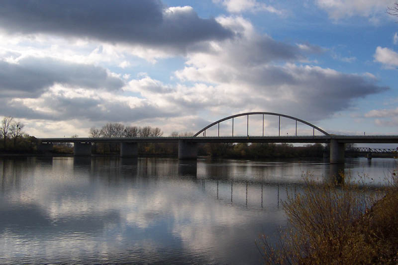 Donau mit neuer Donaubrücke